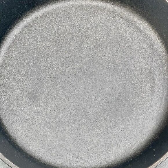 LODGE 8SK Cast Iron Skillet 10" Frying Pan Double-Handle Pour Spouts USA - Picture 7 of 7